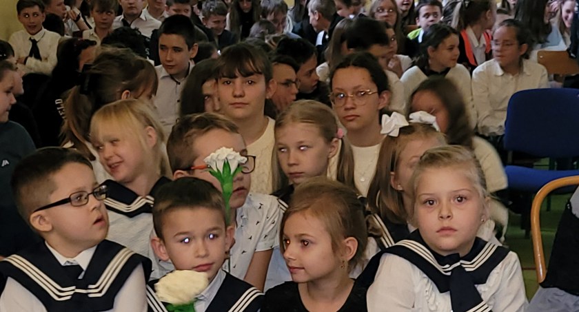 Jubileusz 110-lecia istnienia Publicznej Szkoły Podstawowej nr 2 im. Tadeusza Kościuszki. Uroczysty apel i akademia