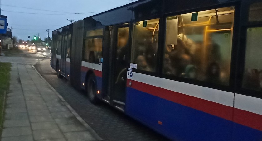[WIDEO] Radny Dębski: Dzisiaj mówię sprawdzam. I jestem mile zaskoczony. Autobus przegubowy, wszystkie dzieci się mieszczą