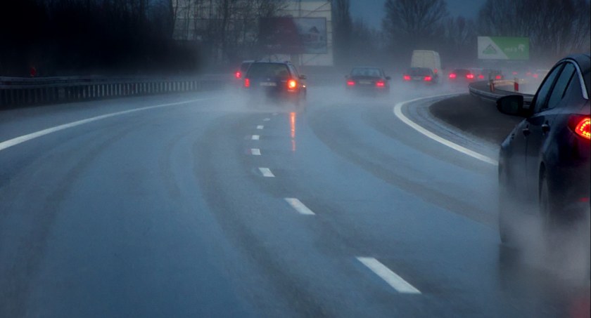 Uwaga! Drogi mogą być śliskie. Synoptycy zapowiadają marznące opady