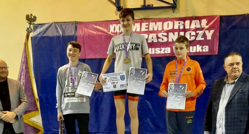 Zawodnicy UKS Zapaśnik Radomsko walczyli na matach w Radomiu i Pabianicach. Wrócili z medalami 