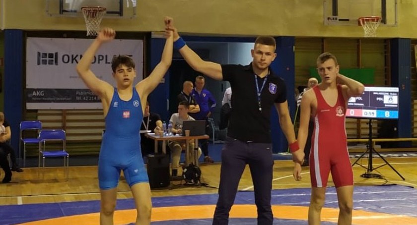 Zawodnicy Zapaśniczego Klubu Sportowego Radomsko przywieźli 22 medale z Radomia i Pabianic