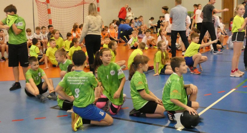 Dziesięć drużyn z dziesięciu podstawówek i dziesięć konkurencji. Sportowe Mikołajki z MOSiR-em