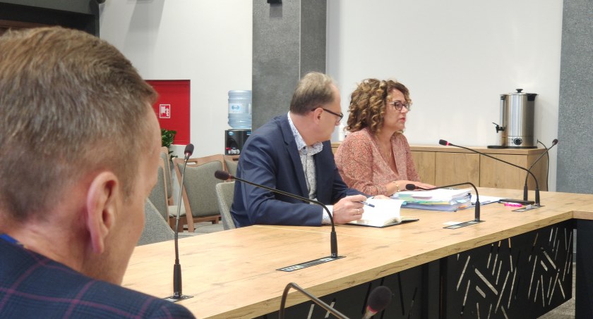 Radny Więcek: Poprzyjcie nasze wnioski. Skarbniczka miasta: Na wszystko brakuje, budżet tego nie wytrzyma