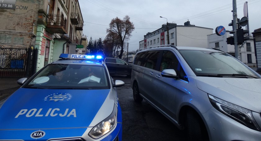 Osoba piesza potrącona na pasach przez busa. Doznała licznych stłuczeń, została odwieziona do szpitala