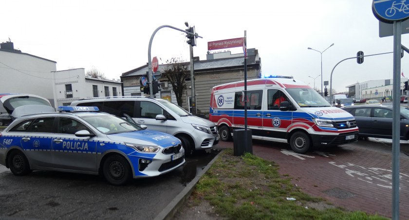 72-latka potrącona na chodniku przez mercedesa. Za kierownicą auta 35-latka