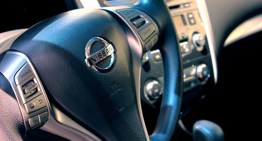 Kolonia Borowiecko, gmina Gomunice: Nissan micra w rowie, na dachu. Za kierownicą 38-latka