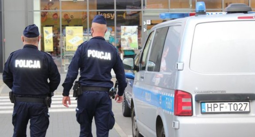  Policja przestrzega, aby w przedświątecznym okresie związanym z zakupową gorączką mieć się na baczności i nie dać się okraść