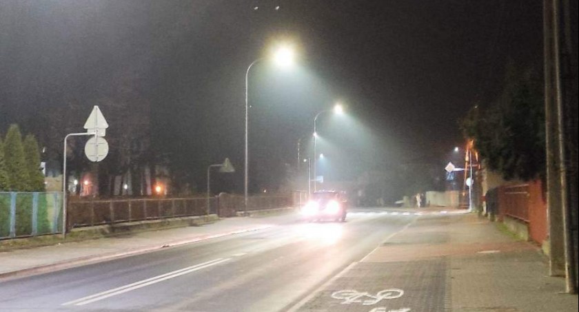 Ulica ks. Kościowa w dzielnicy Kowalowiec. Wczoraj było ciemno. A dzisiaj?