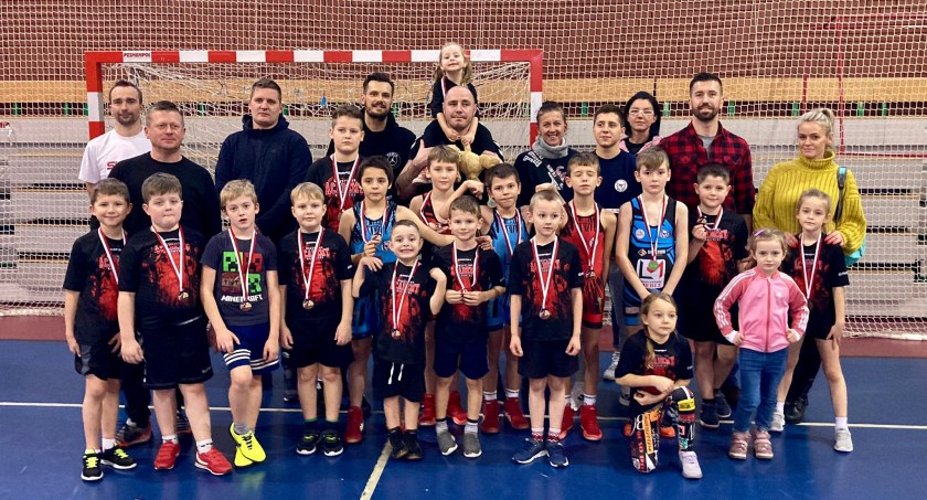 Najmłodsi zawodnicy UKS-u Zapaśnik z mikołajkowych zawodów w Moszczenicy przywieźli 17 medali