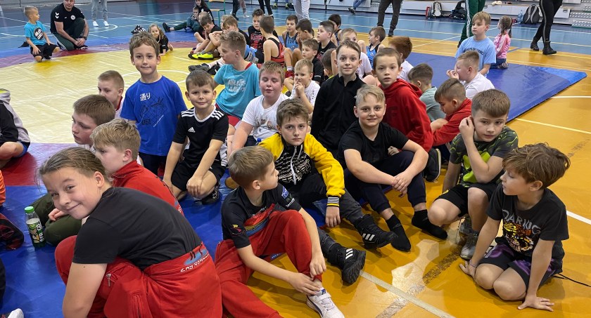Dziewiętnaście medali przywieźli z zawodów w Moszczenicy najmłodsi zapaśnicy ZKS-u Radomsko
