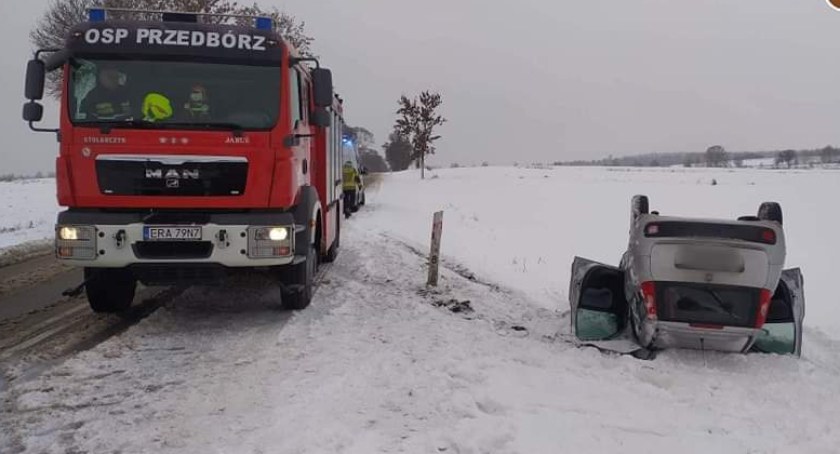 Mieszkaniec gminy Ręczno jechał zbyt szybko. Stracił panowanie, auto dachowało 