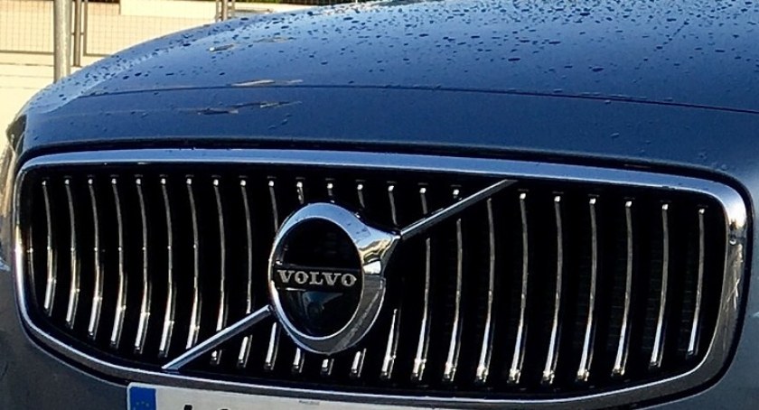 38-latka kierująca volvo najechała na tył volkswagena. A volkswagen uderzył w citroena