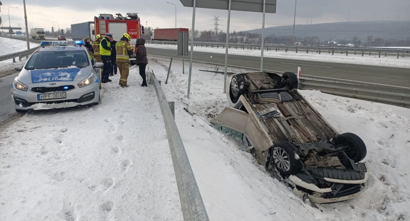 Autostrada A1, zjazd na Bełchatów. Samochód osobowy wypadł z drogi i wylądował na dachu