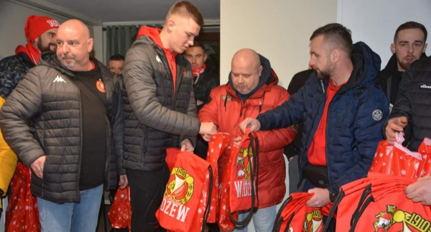 Piłkarze i kibice Widzewa Łódź przywieźli świąteczne prezenty podopiecznym placówek Kamil I i Kamil II