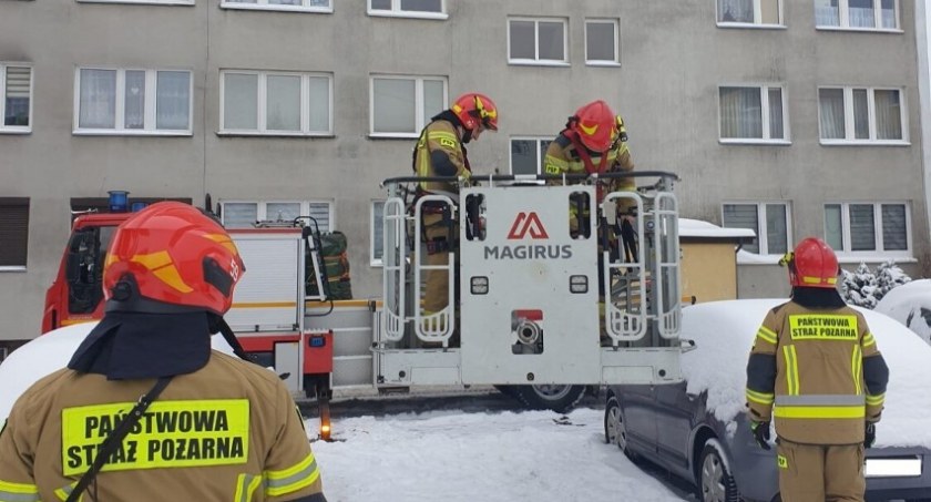 [WIDEO] Trening czyni mistrza. Strażacy ćwiczyli w wieżowcu spółdzielni Mostostalowiec