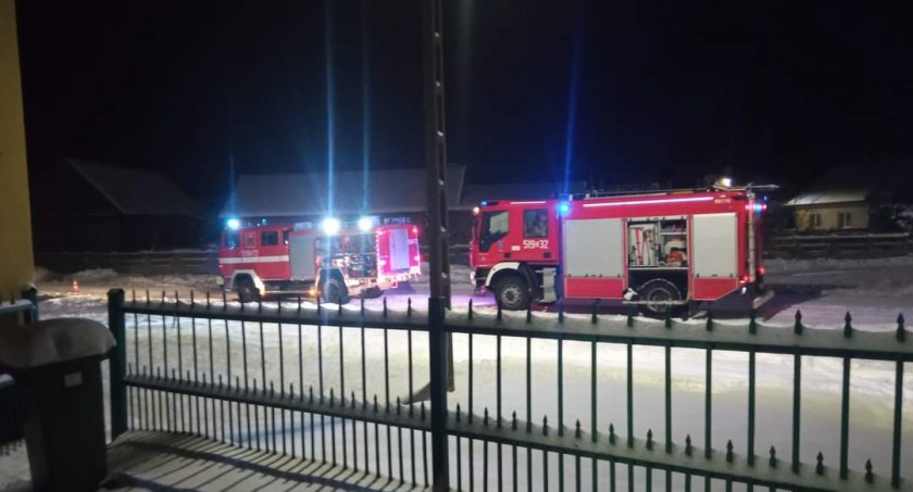 Strażacy z OSP Wielgomłyny i OSP Myśliwczów wezwani do śniegu zalegającego na dachu 