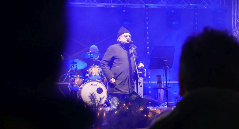 [ZDJĘCIA] Na scenie Felicjan Andrzejczak z zespołem. A na Reymonta kolejka do grzanego wina