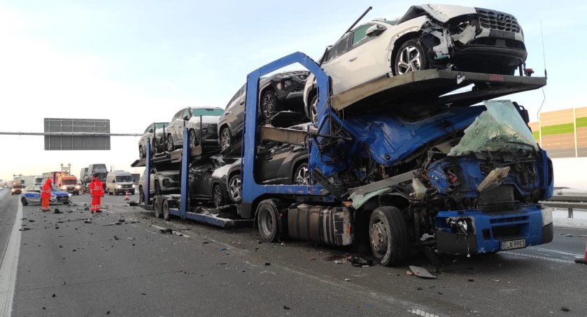 Zderzenie dwóch ciężarówek na autostradzie A1 w Kamieńsku. Utrudnienia trwały kilka godzin