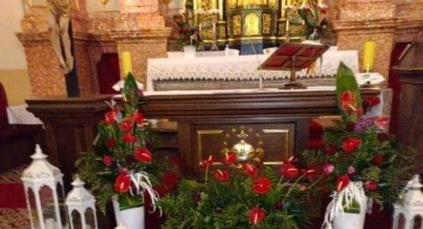Parafianie: Księdza nie ma i nie wiemy, czy w tym roku będzie pasterka. Ksiądz dziekan: Wszystko jest w ogłoszeniach