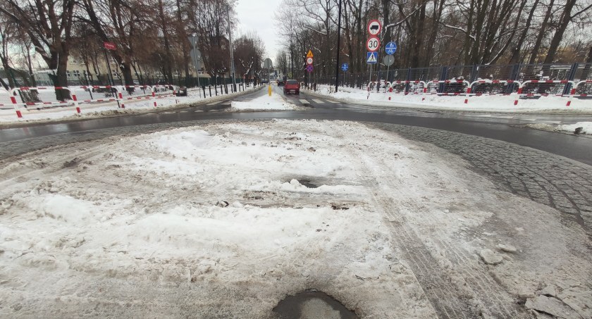Odśnieżanie miasta. Radny Więcek do prezydenta: Niech pan przedstawi, jakie są z tym problemy