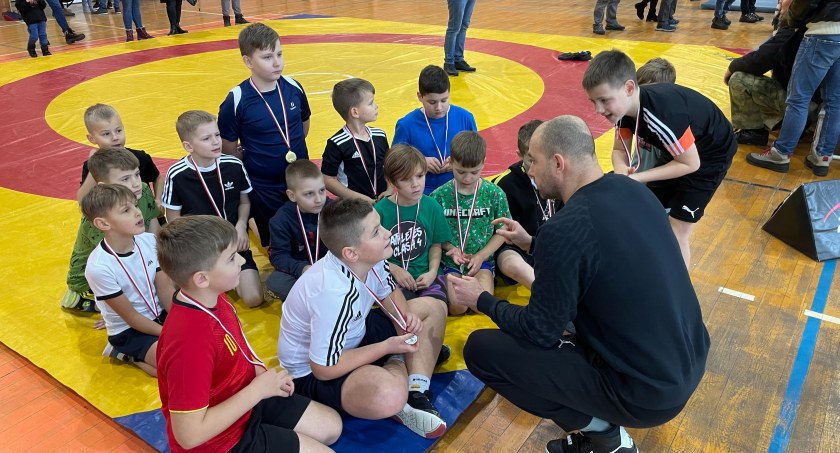 Młodzi zapaśnicy kolekcjonują medale. Trener Terka: Mieliśmy już nie startować. Zdobyli 17 medali