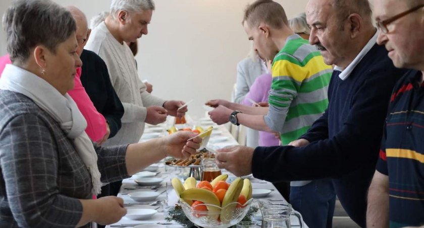 Środowiskowy Dom Samopomocy: życzenia, łamanie opłatkiem i występ podopiecznych 
