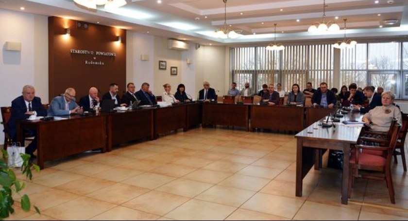 Rada Powiatu. Budżet na 2023 rok uchwalony. Dochody prawie 170, wydatki prawie 178 mln zł