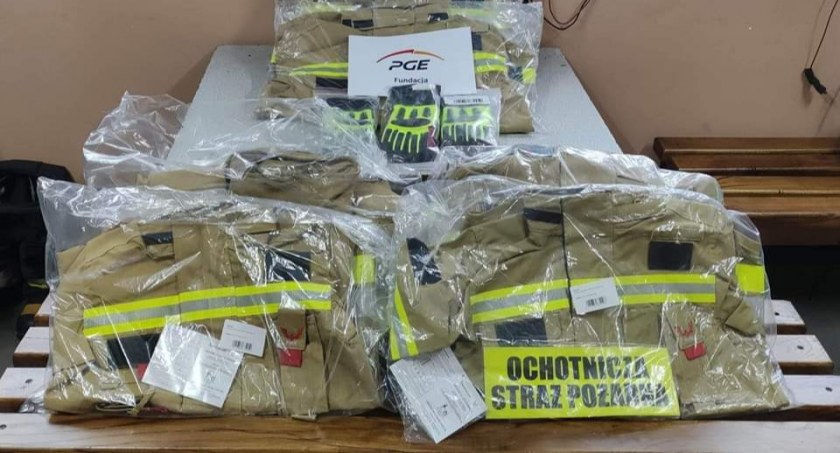 Strażacy z OSP Przedbórz mają nowe mundury. Na pewno się przydadzą 