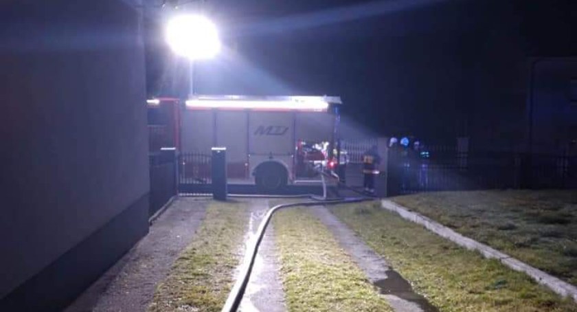 Pożar stodoły w Krzętowie. Dyżurny wysłał siedem zastępów straży pożarnej 
