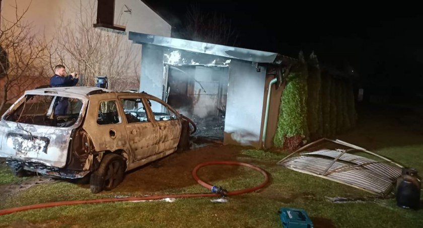 Pożar garażu i samochodu. Na miejscu trzy zastępy ochotnicze i jeden zawodowy 