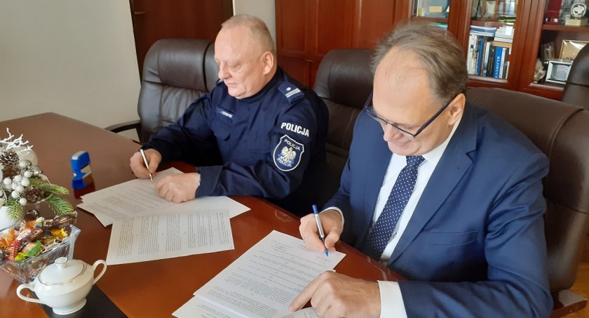 217 tys. zł zapłaci miasto za dodatkowe patrole policji. Komendant i prezydent podpisali porozumienie