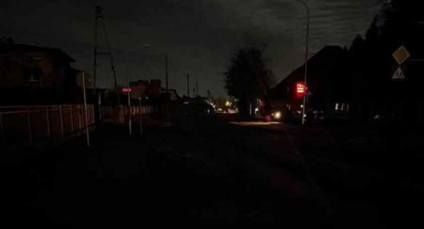 Na ulicy ks. Kościowa wciąż ciemno, mieszkańcy się skarżą. Urząd miasta: Awaria okazała się poważniejsza