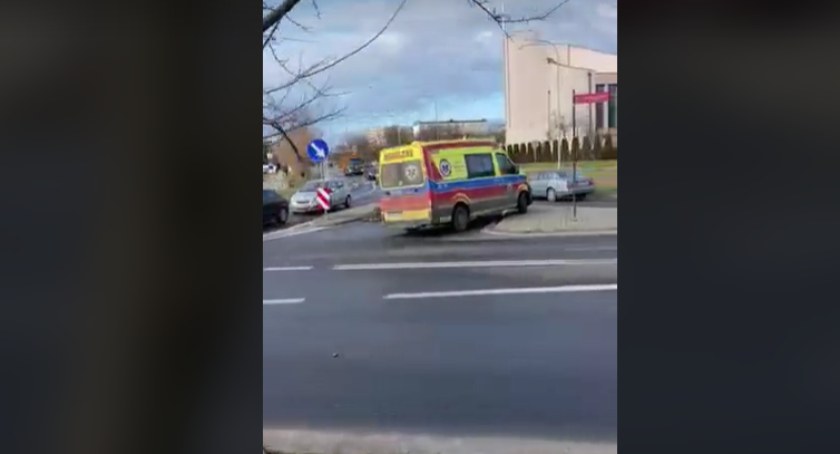 [WIDEO] Czytelnik: Na skrzyżowaniu Piastowskiej z Jagiellońską jest dziura. Nie wiadomo jak ją omijać 