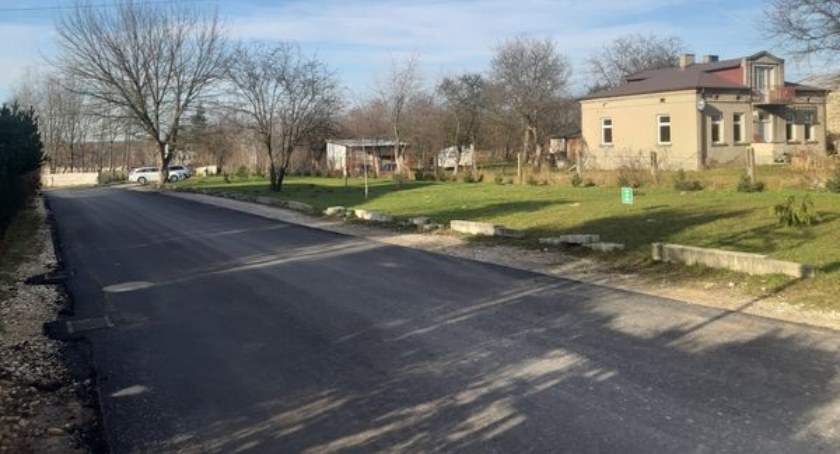 Nowa nakładka asfaltowa na ulicy Leśnej. Mieszkańcy i kierowcy powinni być zadowoleni