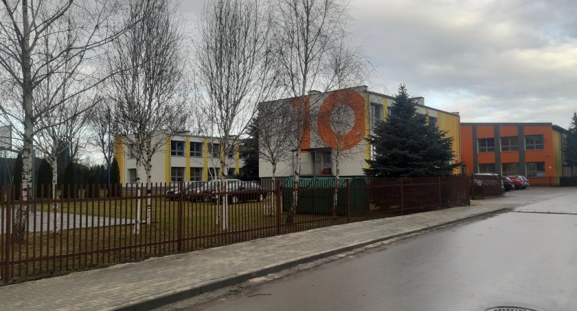 150-metrowy chodnik przy ulicy Makuszyńskiego gotowy. Poprawi się bezpieczeństwo uczniów szkoły nr 10