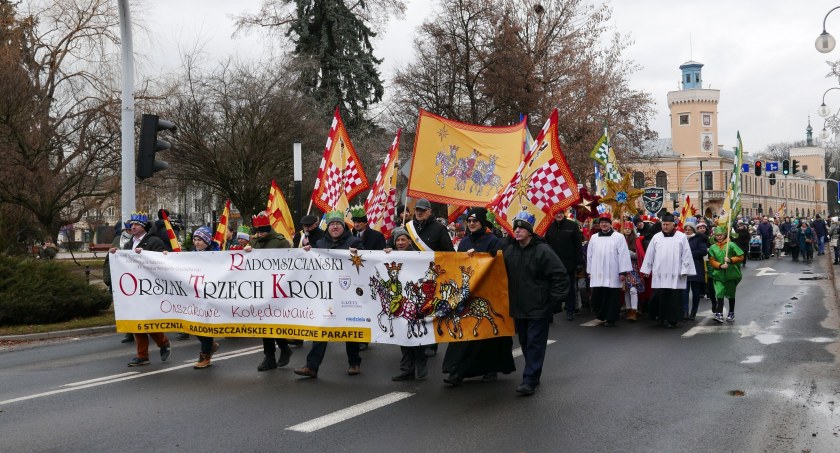 [WIDEO] Radomszczański Orszak Trzech Króli. Wierni ruszyli z kolegiaty św. Lamberta i przeszli ulicami miasta