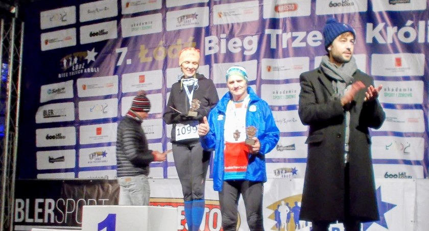 Piotr Płoskoński na najniższym stopniu podium w Biegu Trzech Króli w Łodzi 