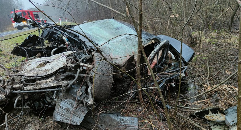 Śmiertelny wypadek w okolicy miejscowości Bobry. Samochód uderzył w drzewo 