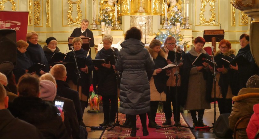 Radosne kolędowanie z członkiniami UTW Wiem Więcej w klasztorze oo. Franciszkanów