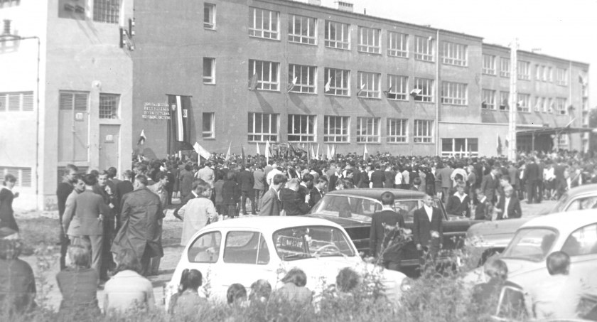 Wieśniak pokąsany przez wściekłego psa - pokąsał rodzinę [Historia Gazetą pisana]