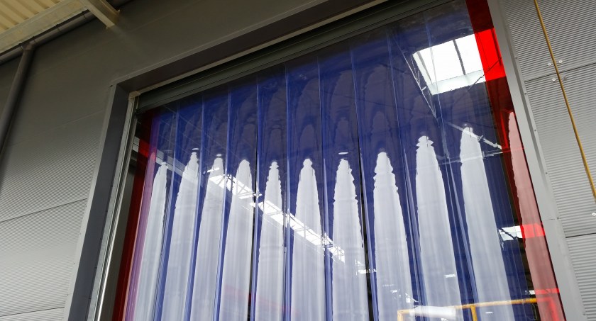 Kurtyny pasowe a oszczędność energii w Twojej firmie