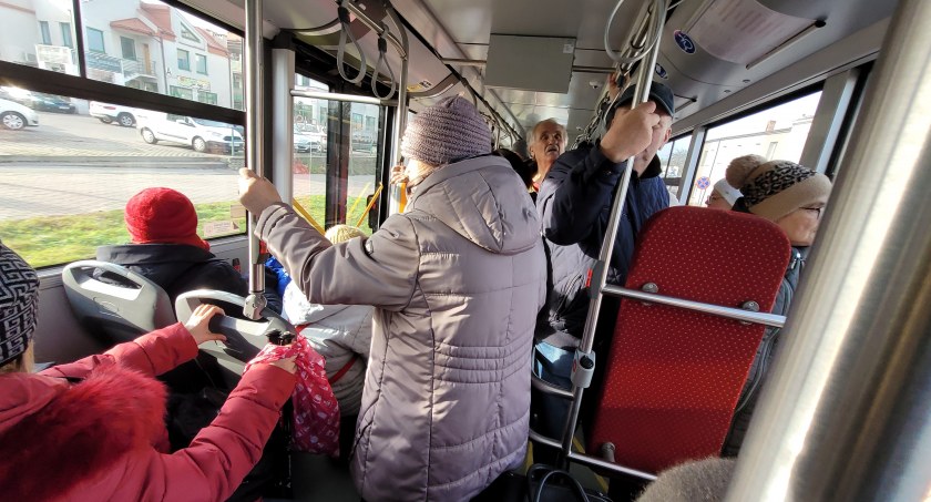 W urzędzie kolejki chętnych do elektronicznej karty na bezpłatne przejazdy. MPK mówi: Bez niej można jeździć do końca stycznia