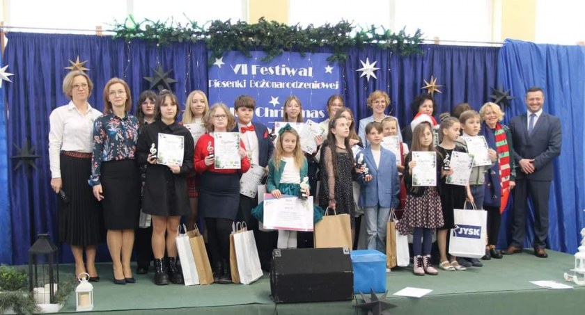 ZSP w Stobiecku Szlacheckim: Festiwal Piosenki Bożonarodzeniowej W Języku Angielskim i Niemieckim 