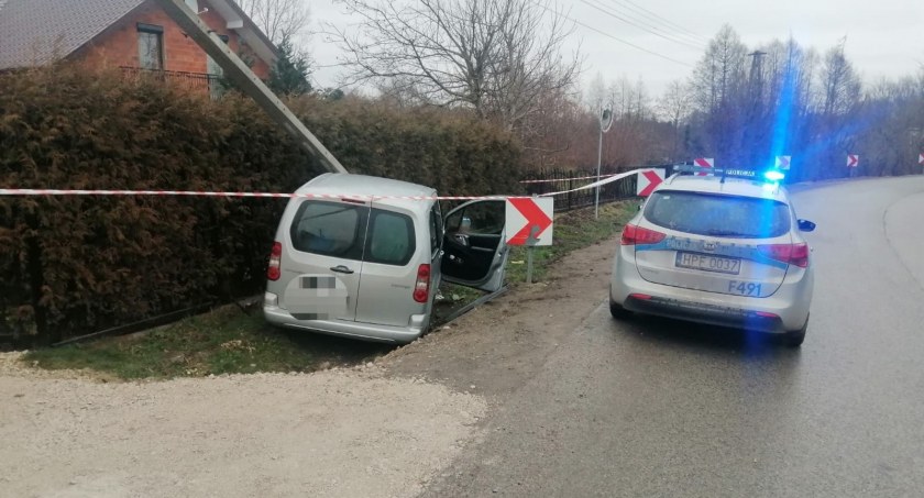 Niedośpielin, gmina Wielgomłyny: Samochód uderzył w słup. Dwie osoby poszkodowane