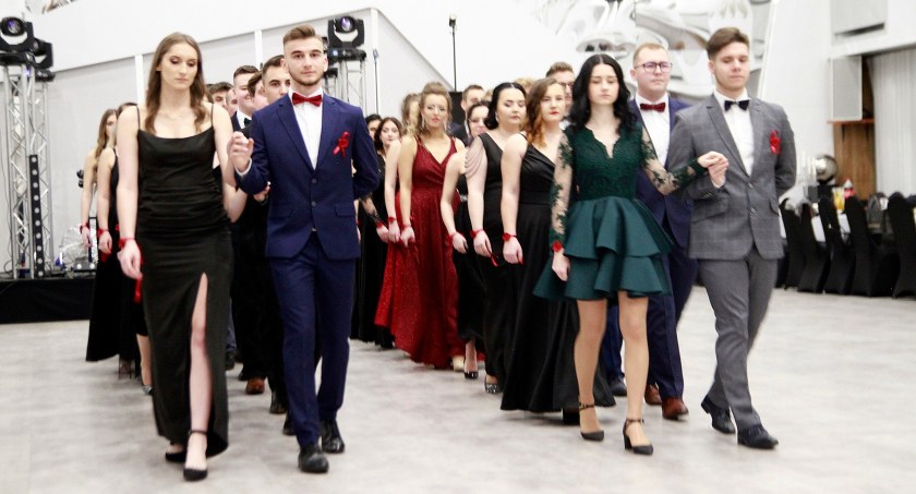 Sezon studniówkowy w pełni. Maturzyści bawią się na balach. W ten weekend ci z Drzewniaka i II LO