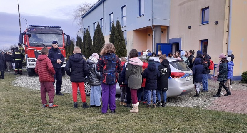 Zaczęły się zimowe ferie. Strażacy i policjanci przypomnieli dzieciom, jak spędzić je bezpiecznie