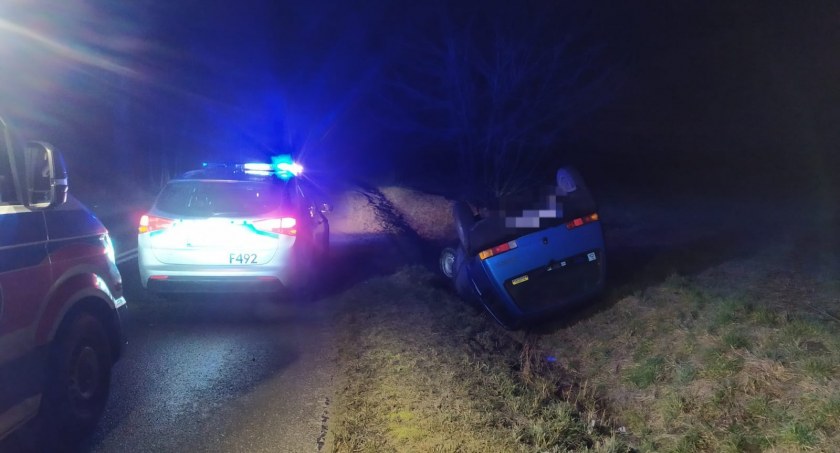 33-letni kierowca cinquecento jazdę zakończył w przydrożnym rowie. Policjanci wypisali mu mandat