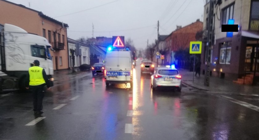 64-latka kierowała jeepem. Nie ustąpiła pieszemu na przejściu. Niestety, mężczyzna zmarł w szpitalu