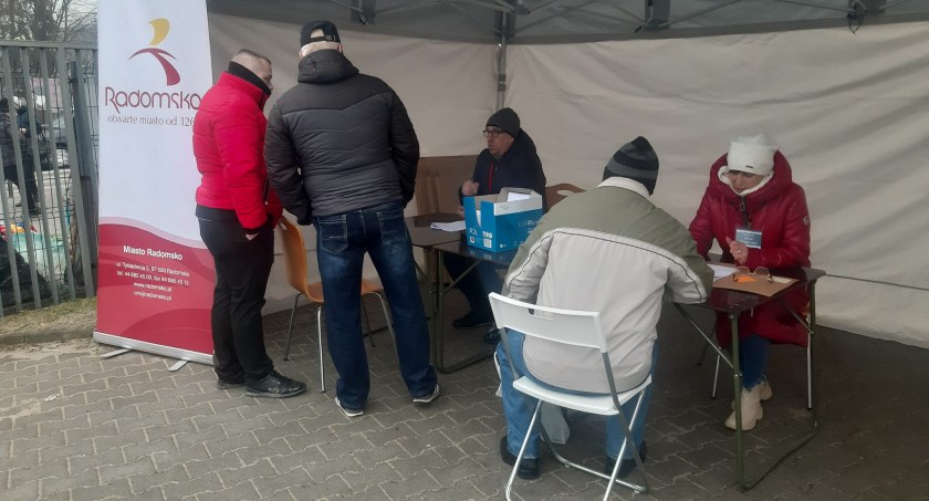 Miasto pyta w ankiecie mieszkańców o bezpieczeństwo, imigrantów, smog, transport. Czytelnik: na wybory taka wiedza w sam raz?