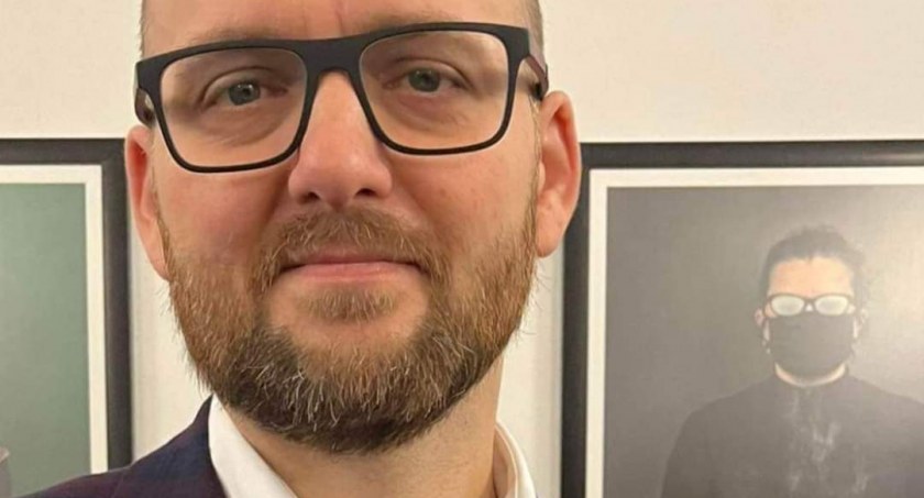 Marcin Kwarta prezes fundacji foto Pozytyw, z odznaką 